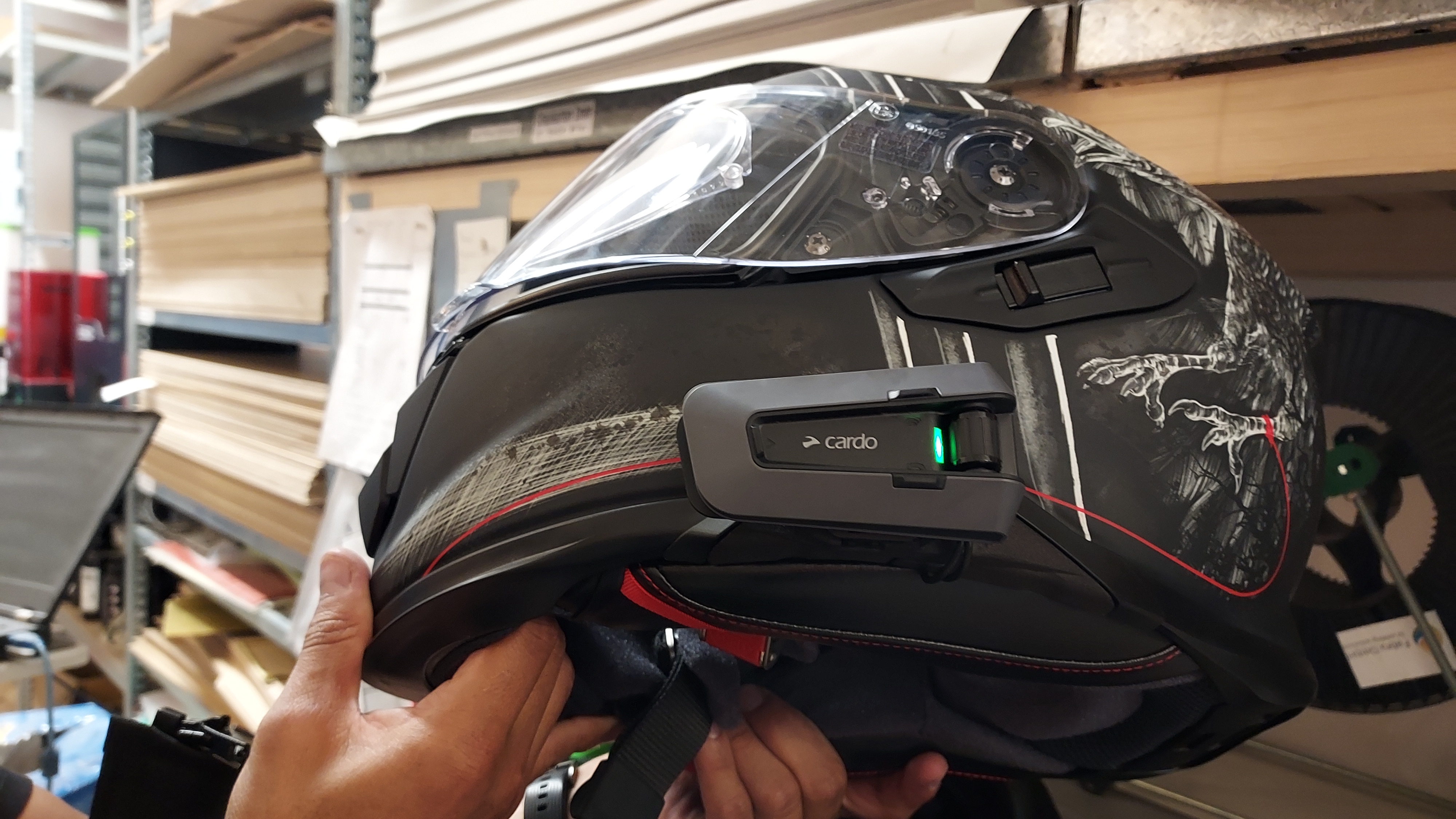 Adapter fuer das Cardo Packtalk Edge an einem Shoei GT-Air helm von seite